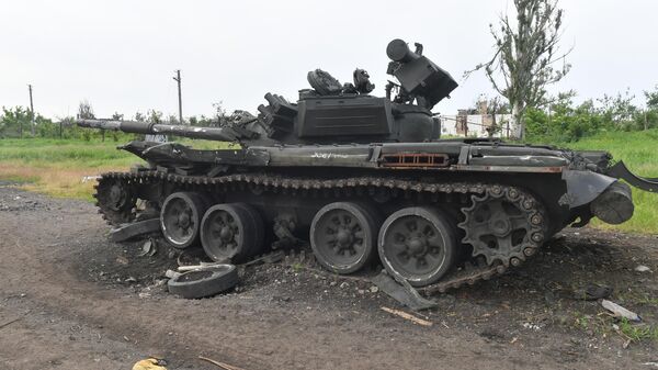 Уничтоженный танк ВСУ в селе у линии соприкосновения на Артемовском направлении. Архивное фото