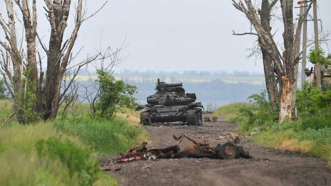 Уничтоженный танк ВСУ в селе у линии соприкосновения. Архивное фото