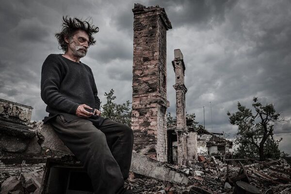 Последний житель освобожденного поселка Светличное, разрушенного в ходе ожесточенных боев. ЛНР, 2022
