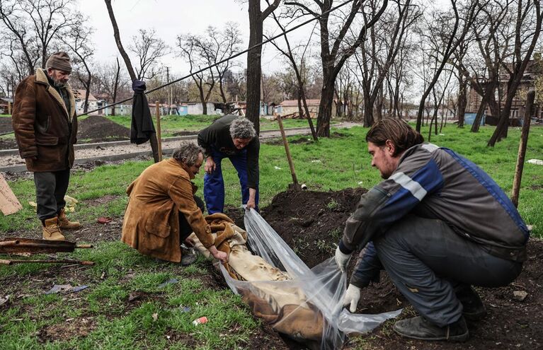  Мариуполь. Похороны местного жителя во дворе дома