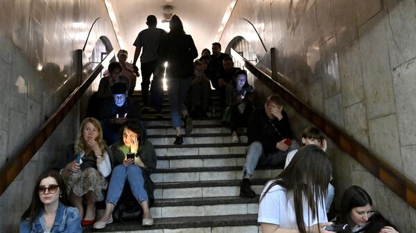 Люди в переходе метро в Киеве