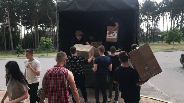 Студенты и школьники под Воронежем во время погрузки гумпомощи, отправленной в зону СВО