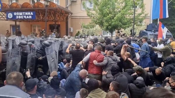 Столкновения между протестующими и силовиками в Звечане