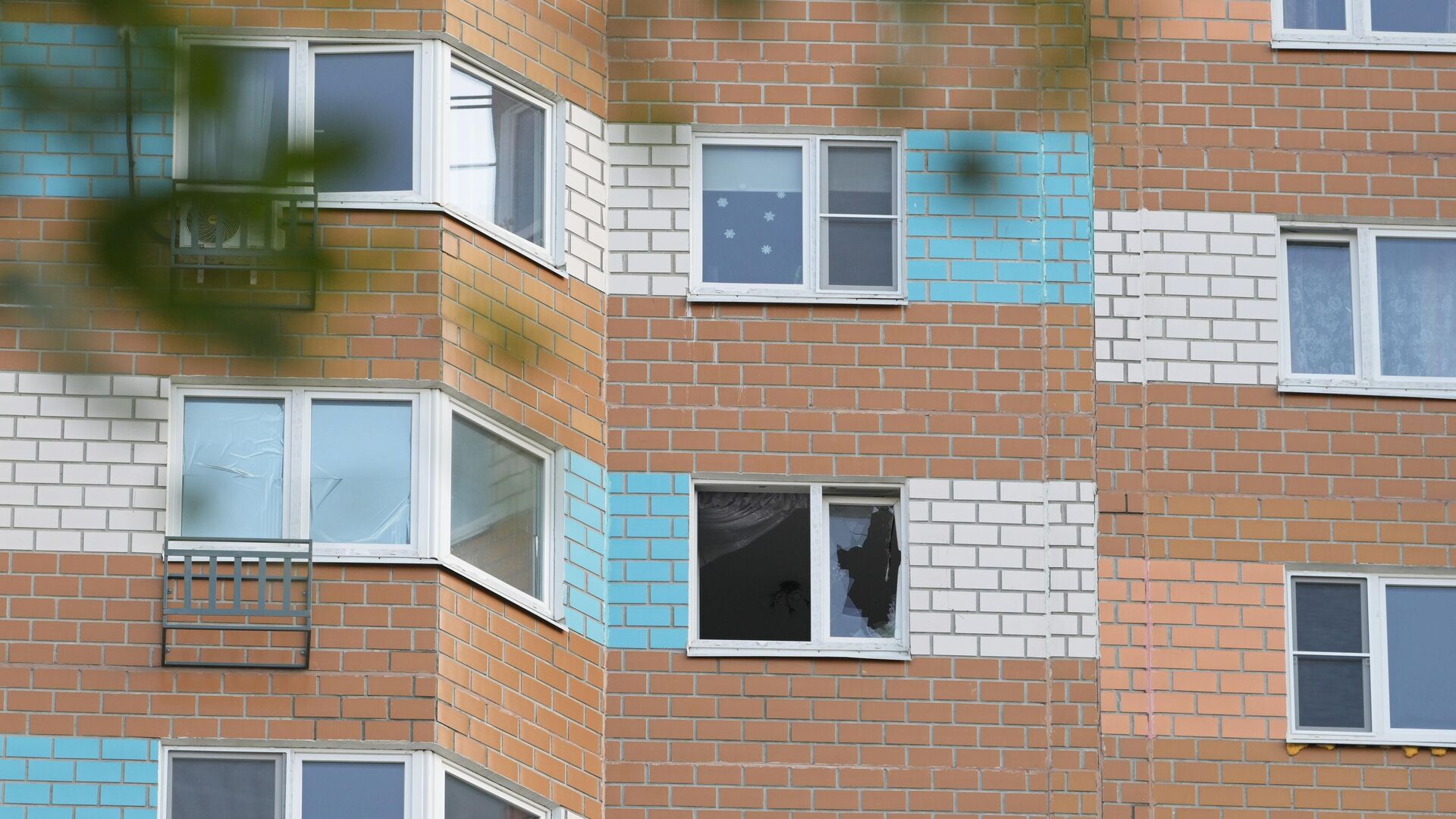 Разбитое окно жилого дома, пострадавшего в результате атаки беспилотника, на улице Профсоюзная в Москве - РИА Новости, 1920, 31.05.2023