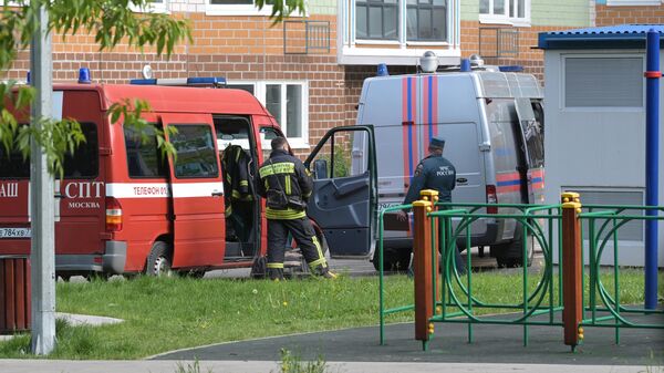 Сотрудники МЧС РФ у жилого дома, пострадавшего в результате атаки беспилотника, на улице Профсоюзная в Москве
