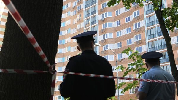 Сотрудники полиции у жилого дома, пострадавшего в результате атаки беспилотника, на улице Профсоюзная в Москве