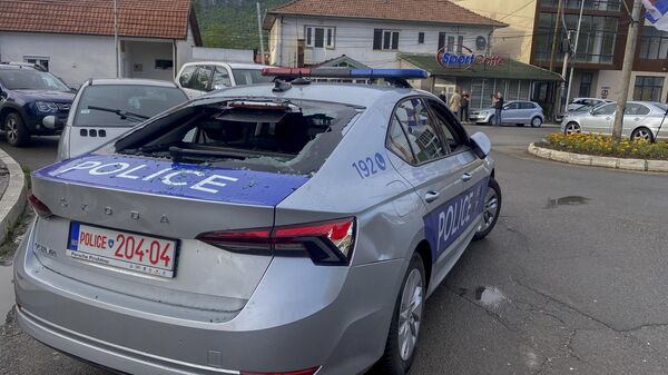 Поврежденный автомобиль косовской полиции в городе Звечан 