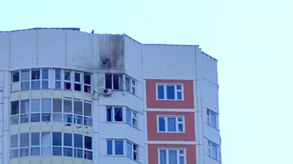 Последствия попадания беспилотника в дом на улице Атласова в Новой Москве