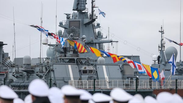 Поднятие Андреевского флага и флагов расцвечивания в честь дня Северного флота РФ на кораблях в Североморске