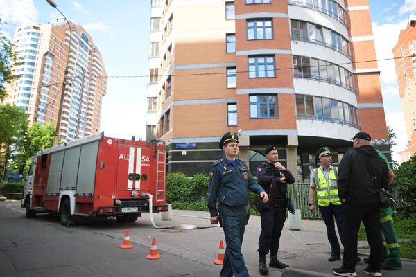 Сотрудники экстренных служб работают у жилого дома, пострадавшего в результате атаки беспилотника, на Ленинском проспекте в Москве
