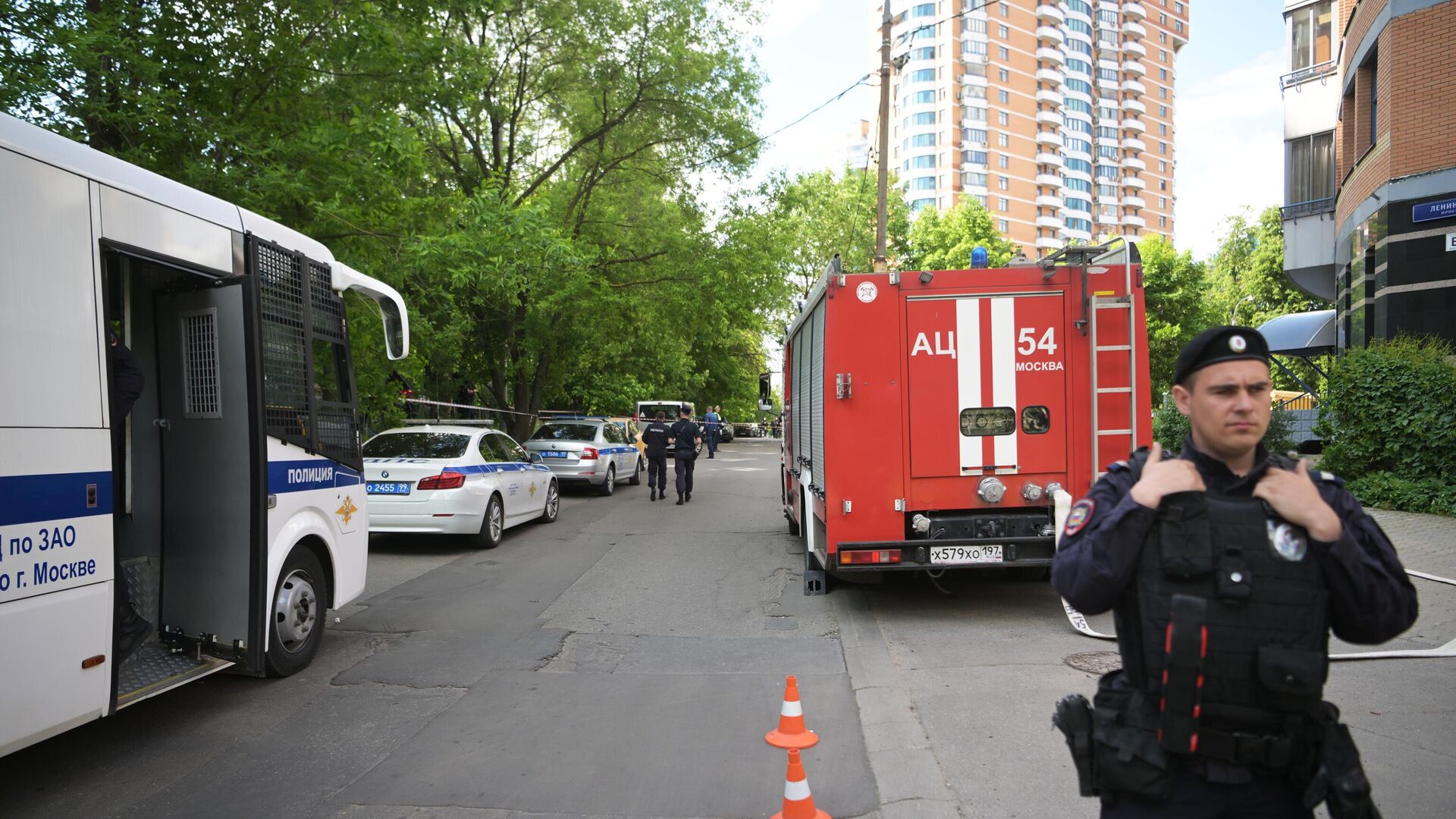 Сотрудники полиции у жилого дома, пострадавшего в результате атаки беспилотника, на Ленинском проспекте в Москве - РИА Новости, 1920, 30.05.2023