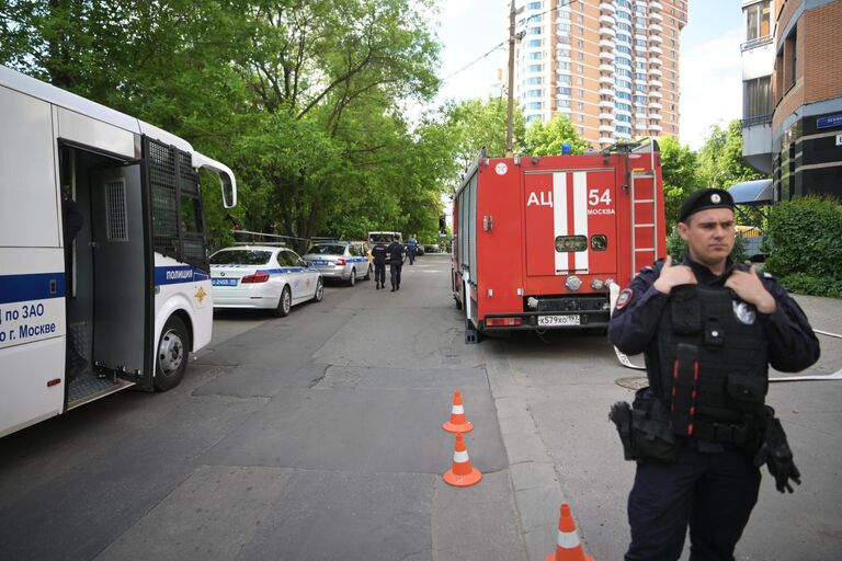 Сотрудники полиции у жилого дома, пострадавшего в результате атаки беспилотника, на Ленинском проспекте в Москве