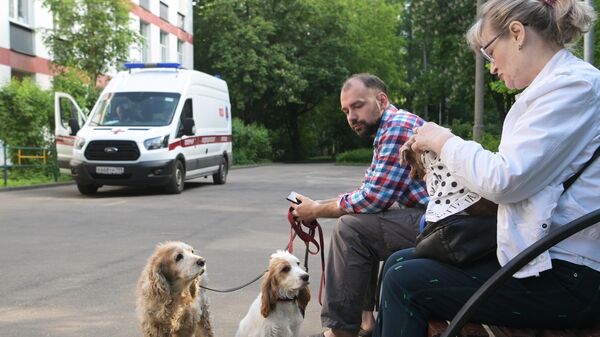 Люди у пункта временного размещения для жителей жилого дома, пострадавшего в результате атаки беспилотника, на улице Профсоюзная в Москве