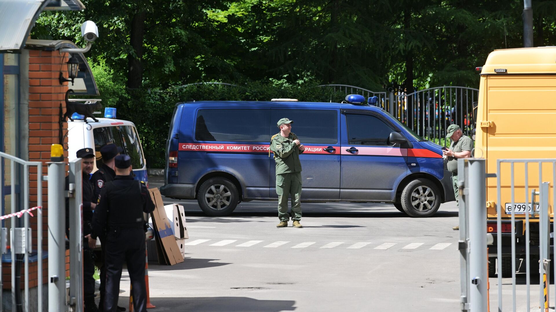 Автомобиль Следственного комитета у жилого дома, пострадавшего в результате атаки беспилотника, на Ленинском проспекте в Москве - РИА Новости, 1920, 30.05.2023