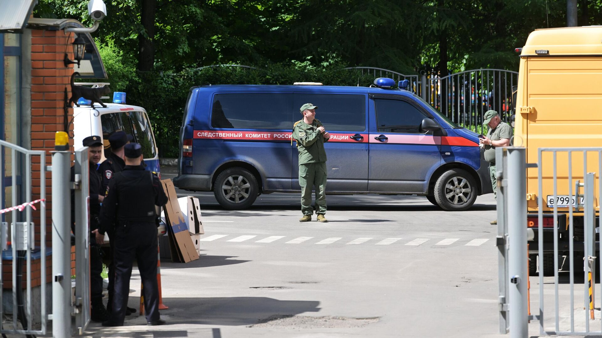 Автомобиль Следственного комитета у жилого дома, пострадавшего в результате атаки беспилотника, на Ленинском проспекте в Москве - РИА Новости, 1920, 31.05.2023