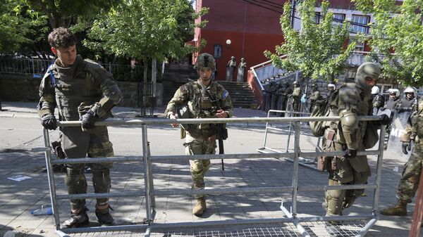Солдаты KFOR устанавливают металлические заграждения вокруг муниципального здания в Звечане на севере Косово