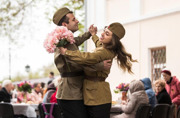 Танцующая пара во время встречи ветеранов в Тирасполе на праздновании 78-й годовщины Победы в Великой Отечественной войне