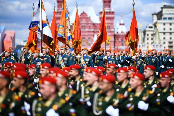 Военнослужащие на военном параде, посвящённом 78-й годовщине Победы в Великой Отечественной войне, на Красной площади в Москве