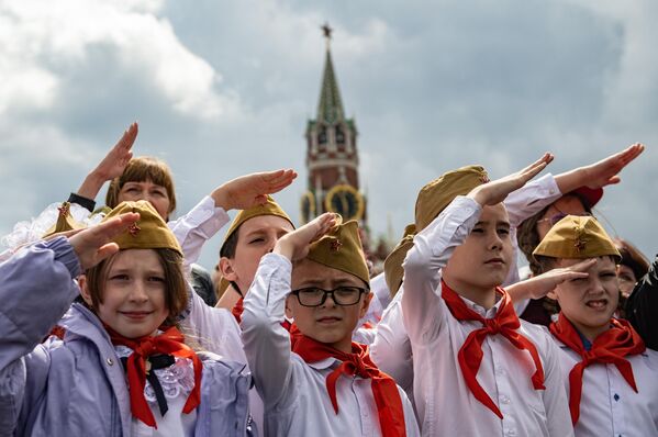 Школьники на церемонии торжественного приема в пионеры на Красной площади в Москве