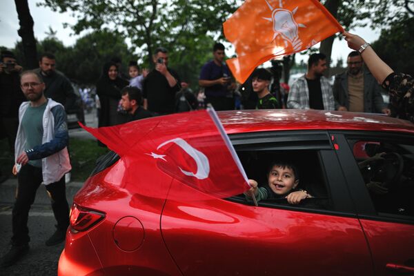 Сторонники действующего президента Турции Реджепа Тайипа Эрдогана возле офиса правящей Партии справедливости и развития (AK parti) в Стамбуле