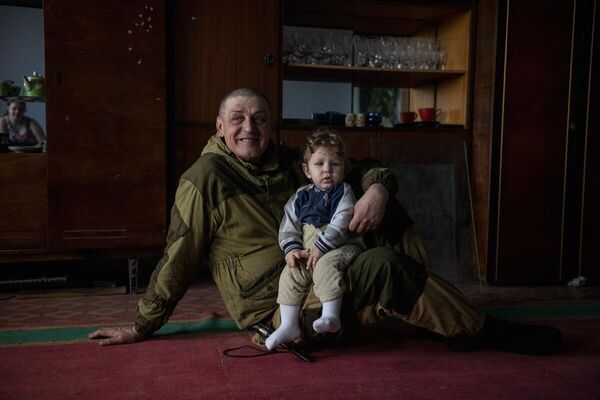 Александр Сиволапов встретился со своей семьей, которую не видел 8 лет. С внуком Захаром в своем доме в поселке Петровка. ЛНР, 2022
