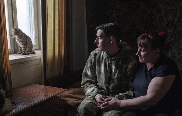 Житель Луганска Юрий Глущенко встретился с мамой Ольгой в ее доме в поселке Ганусовка после восьмилетней разлуки. ЛНР, 2022