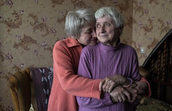 Лариса Коваленко встречается со своей мамой Еленой Семеренко, эвакуированной из Мариуполя в Донецк. Они не виделись более трех лет. ДНР, 2022