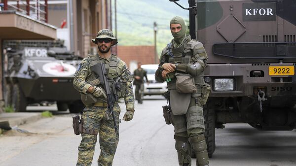 Немецкие военнослужащие в составе миротворческой миссии KFOR охраняют муниципальное здание в городе Звечан на севере Косово
