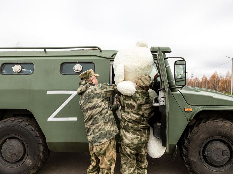 Полевой почтой на фронт пришло письмо с рисунком в виде контура детской ручки. Спецназовец Герман носил его под бронежилетом в качестве оберега, а в ответ попросил своих коллег передать девочке Маше большого плюшевого медведя. 2х-метровый мишка приехал к Маше на Тигре и вызвал бурю эмоций. Белгород, 2022  