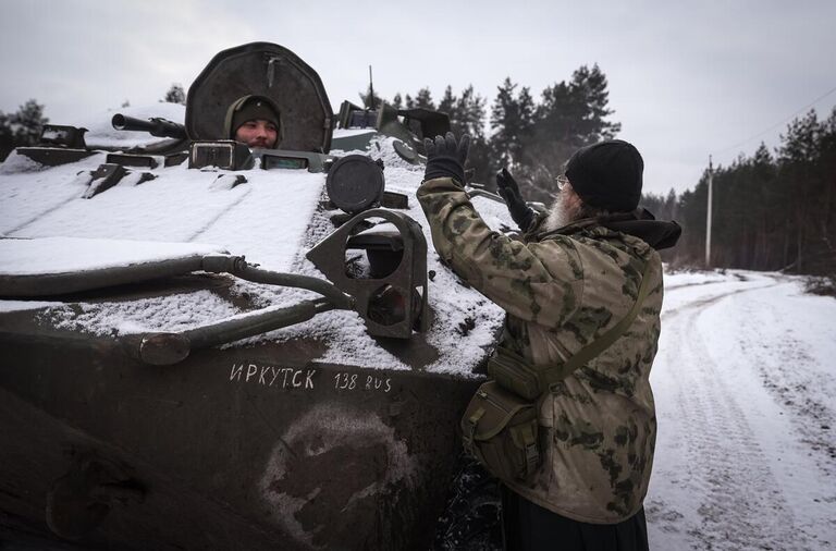 Полковой священник, старший лейтенант Василий Зудилов, позывной Черномор - добровольно мобилизованный офицер, который готов служить Отчизне как военнослужащий и как священнослужитель. Отец Василий проводит богослужения прямо на передовых позициях в зоне СВО, беседует с бойцами для поддержания боевого духа. ЛНР, 2023 