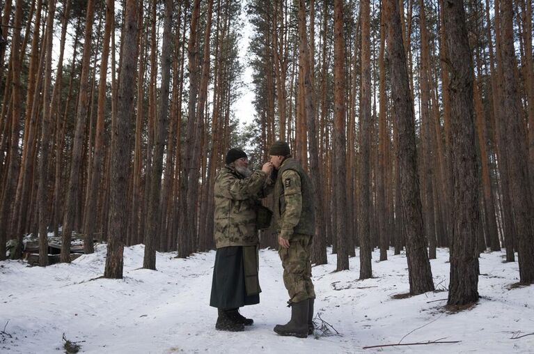 Полковой священник, старший лейтенант Василий Зудилов, позывной Черномор - добровольно мобилизованный офицер, который готов служить Отчизне как военнослужащий и как священнослужитель. Отец Василий проводит богослужения прямо на передовых позициях в зоне СВО, беседует с бойцами для поддержания боевого духа. ЛНР, 2023 