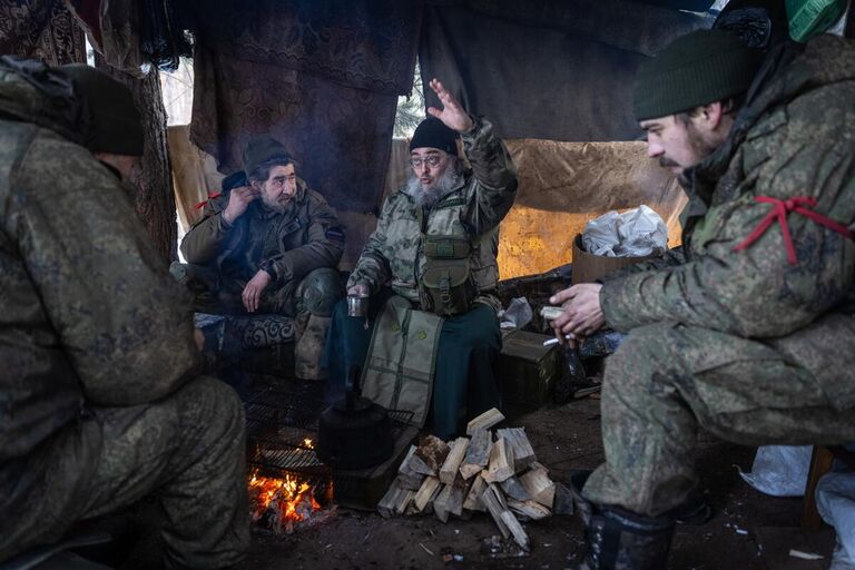 Полковой священник, старший лейтенант Василий Зудилов, позывной Черномор - добровольно мобилизованный офицер, который готов служить Отчизне как военнослужащий и как священнослужитель. Отец Василий проводит богослужения прямо на передовых позициях в зоне СВО, беседует с бойцами для поддержания боевого духа. ЛНР, 2023 