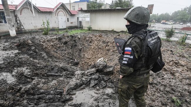 Сотрудник Следственного комитета РФ проводит следственные действия после обстрела ВСУ Михайловки