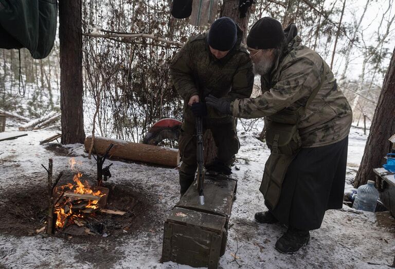 Полковой священник, старший лейтенант Василий Зудилов, позывной Черномор - добровольно мобилизованный офицер, который готов служить Отчизне как военнослужащий и как священнослужитель. Отец Василий проводит богослужения прямо на передовых позициях в зоне СВО, беседует с бойцами для поддержания боевого духа. ЛНР, 2023