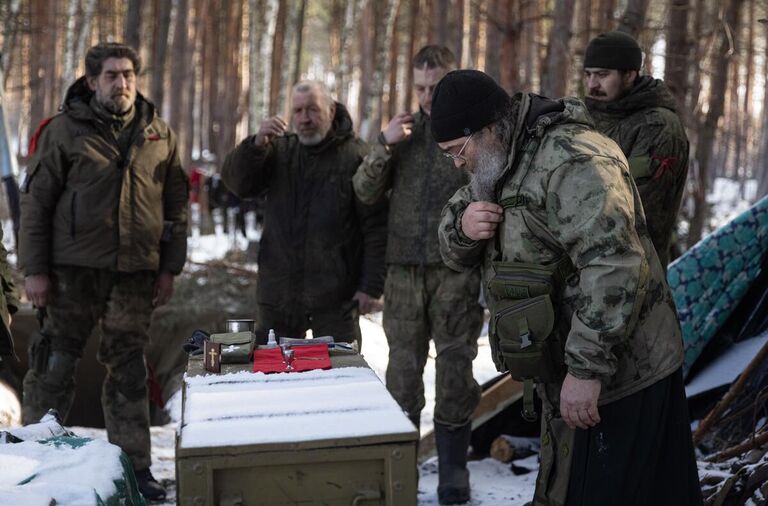 Полковой священник, старший лейтенант Василий Зудилов, позывной Черномор - добровольно мобилизованный офицер, который готов служить Отчизне как военнослужащий и как священнослужитель. Отец Василий проводит богослужения прямо на передовых позициях в зоне СВО, беседует с бойцами для поддержания боевого духа. ЛНР, 2023