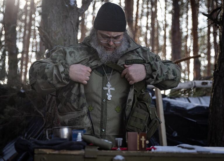 Полковой священник, старший лейтенант Василий Зудилов, позывной Черномор - добровольно мобилизованный офицер, который готов служить Отчизне как военнослужащий и как священнослужитель. Отец Василий проводит богослужения прямо на передовых позициях в зоне СВО, беседует с бойцами для поддержания боевого духа. ЛНР, 2023