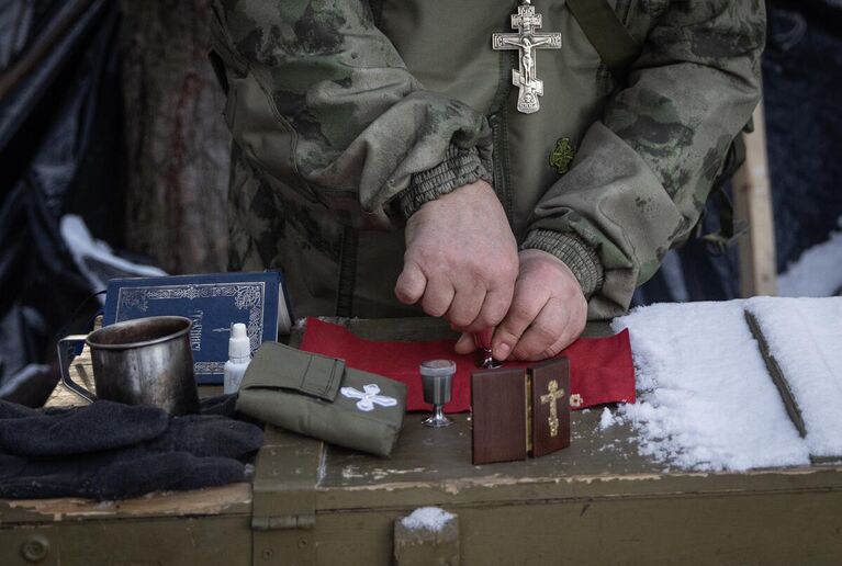 Полковой священник, старший лейтенант Василий Зудилов, позывной Черномор - добровольно мобилизованный офицер, который готов служить Отчизне как военнослужащий и как священнослужитель. Отец Василий проводит богослужения прямо на передовых позициях в зоне СВО, беседует с бойцами для поддержания боевого духа. ЛНР, 2023