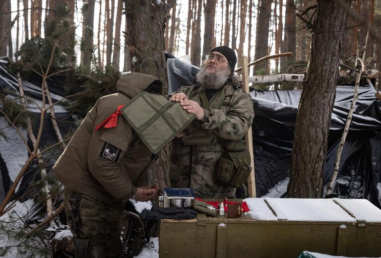 Полковой священник, старший лейтенант Василий Зудилов, позывной Черномор - добровольно мобилизованный офицер, который готов служить Отчизне как военнослужащий и как священнослужитель. Отец Василий проводит богослужения прямо на передовых позициях в зоне СВО, беседует с бойцами для поддержания боевого духа. ЛНР, 2023