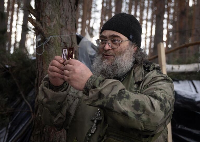 Полковой священник, старший лейтенант Василий Зудилов, позывной Черномор - добровольно мобилизованный офицер, который готов служить Отчизне как военнослужащий и как священнослужитель. Отец Василий проводит богослужения прямо на передовых позициях в зоне СВО, беседует с бойцами для поддержания боевого духа. ЛНР, 2023