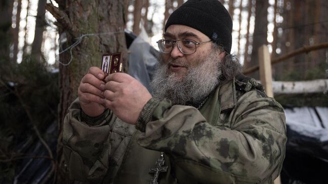 Полковой священник, старший лейтенант Василий Зудилов, позывной Черномор - добровольно мобилизованный офицер, который готов служить Отчизне как военнослужащий и как священнослужитель. Отец Василий проводит богослужения прямо на передовых позициях в зоне СВО, беседует с бойцами для поддержания боевого духа. ЛНР, 2023