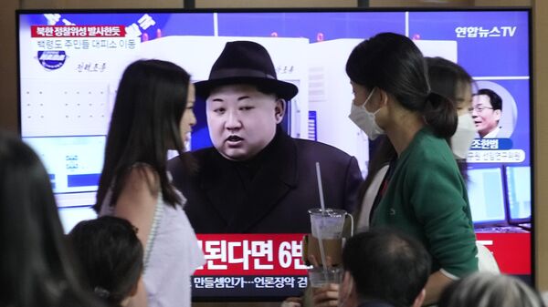 Новостной выпуск, показывающий лидера КНДР на экране на вокзале в Сеуле, Южная Корея