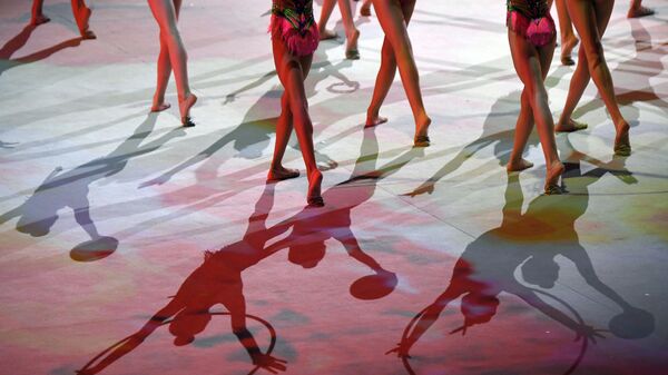 Юные гимнастки выступают на праздничном концерте Сокровища России ко Дню защиты детей во Дворце гимнастики Ирины Виннер-Усмановой в Москве