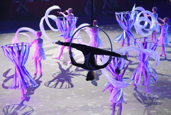 Участники праздничного концерта Сокровища России выступают ко Дню защиты детей во Дворце гимнастики Ирины Виннер-Усмановой в Москве