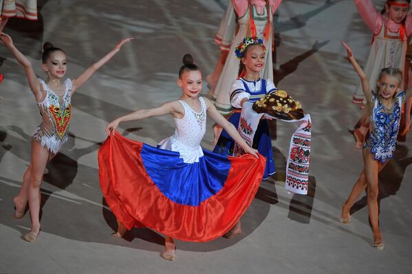 Юные гимнастки выступают на праздничном концерте Сокровища России ко Дню защиты детей во Дворце гимнастики Ирины Виннер-Усмановой в Москве