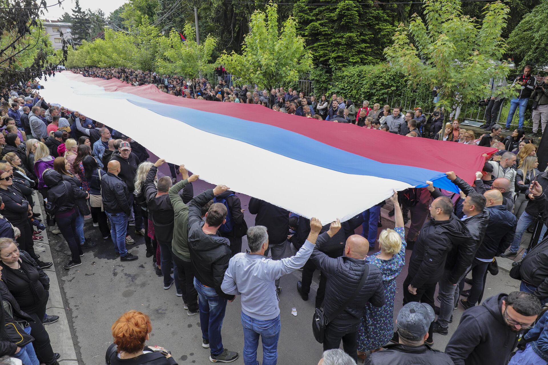 Люди с флагом Сербии перед мэрией в городе Звечан на севере Косово - РИА Новости, 1920, 08.06.2023