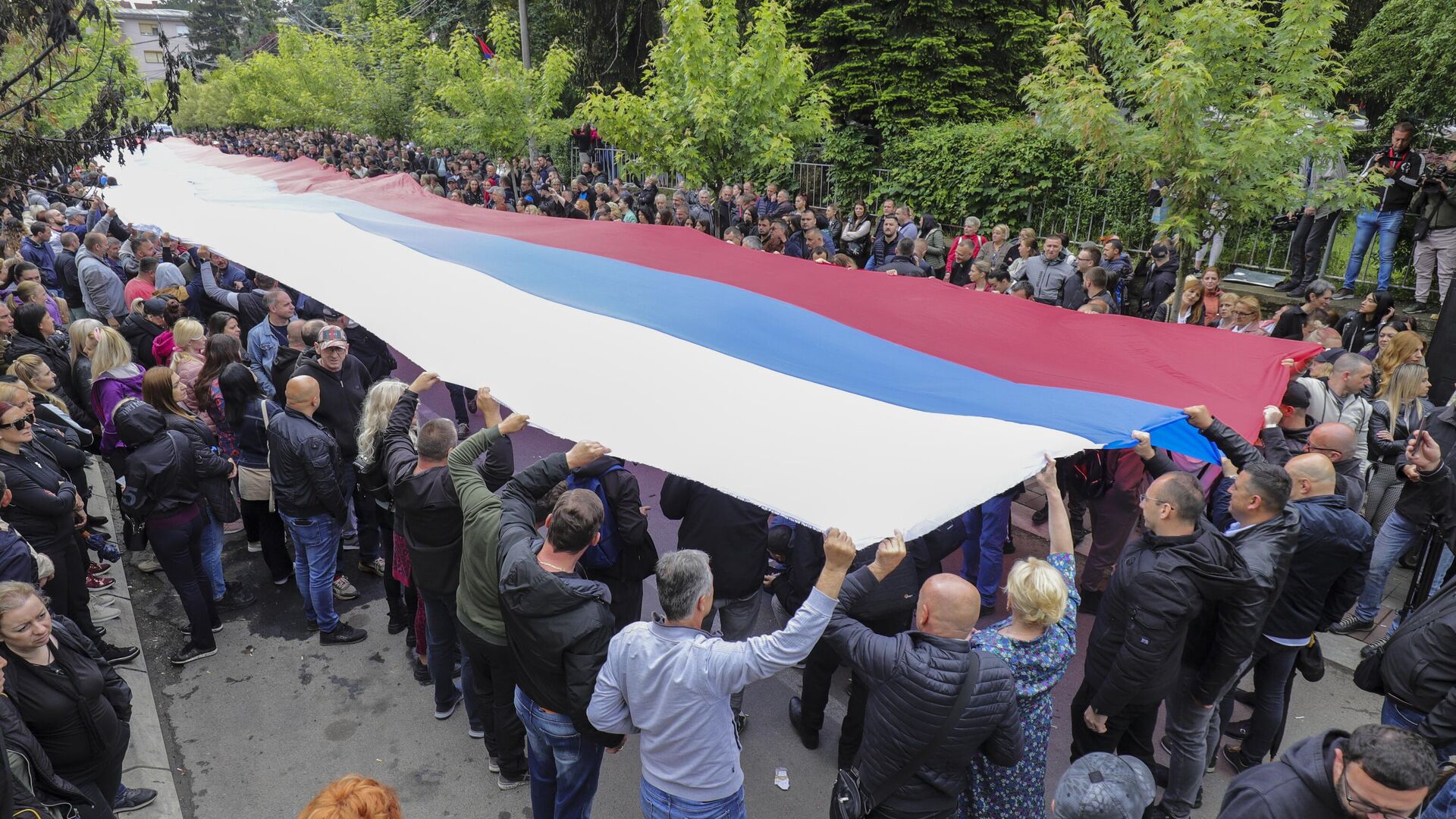 Люди с флагом Сербии перед мэрией в городе Звечан на севере Косово - РИА Новости, 1920, 17.04.2024