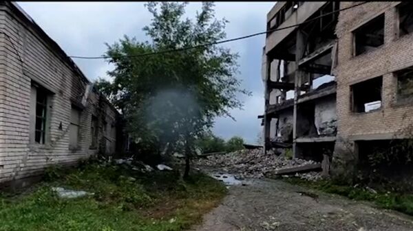 Последствия удара ВСУ по населенному пункту Карпаты в ЛНР