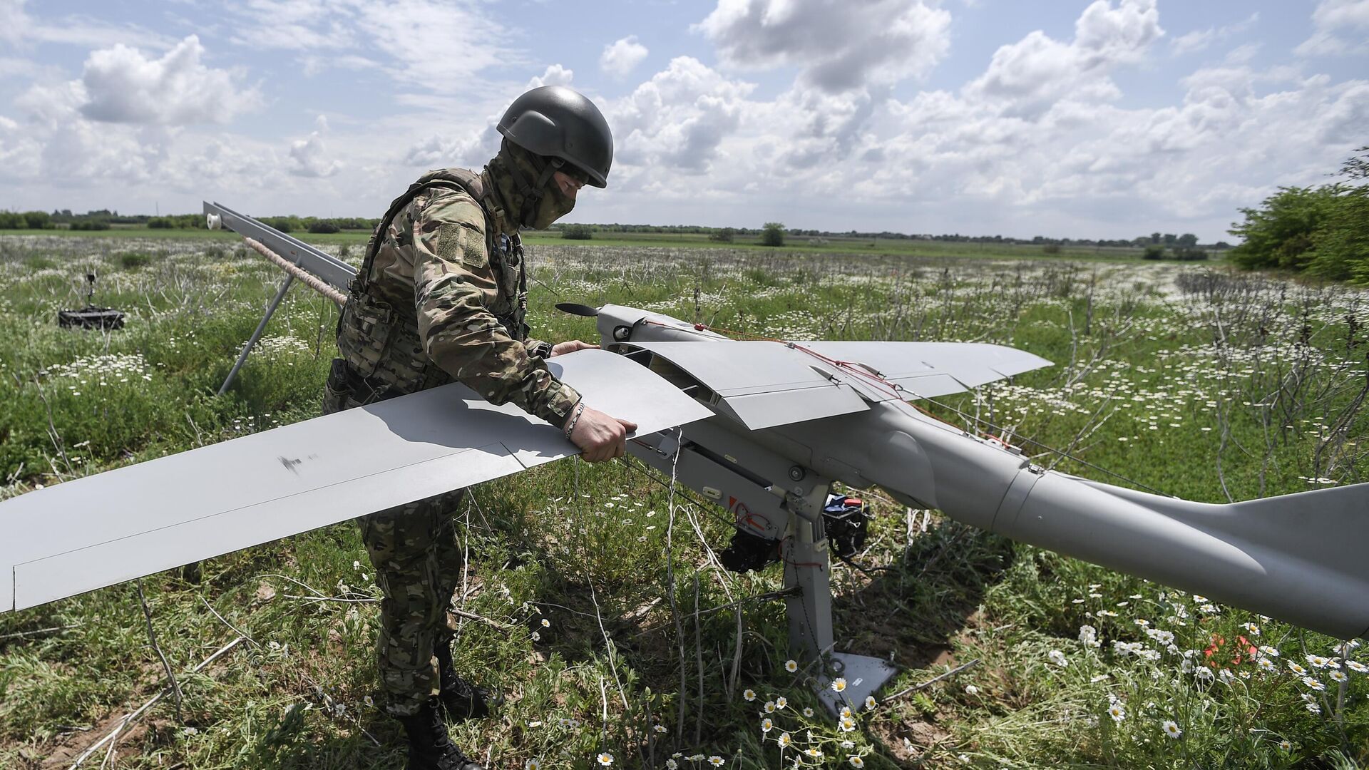 Военнослужащий ВС РФ готовит к запуску беспилотный летательный аппарат Орлан-30 в зоне проведения спецоперации - РИА Новости, 1920, 16.08.2023