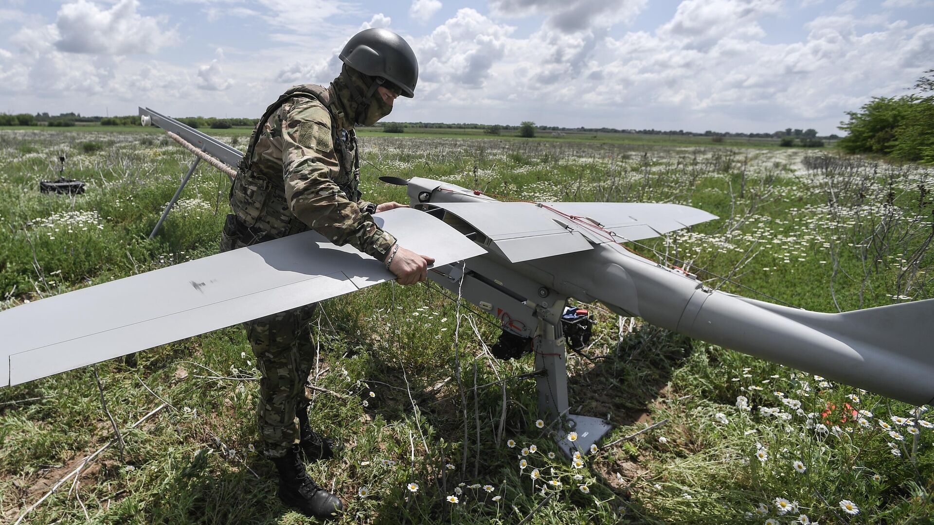 Военнослужащий готовит к запуску беспилотный летательный аппарат Орлан-30 - РИА Новости, 1920, 15.08.2023