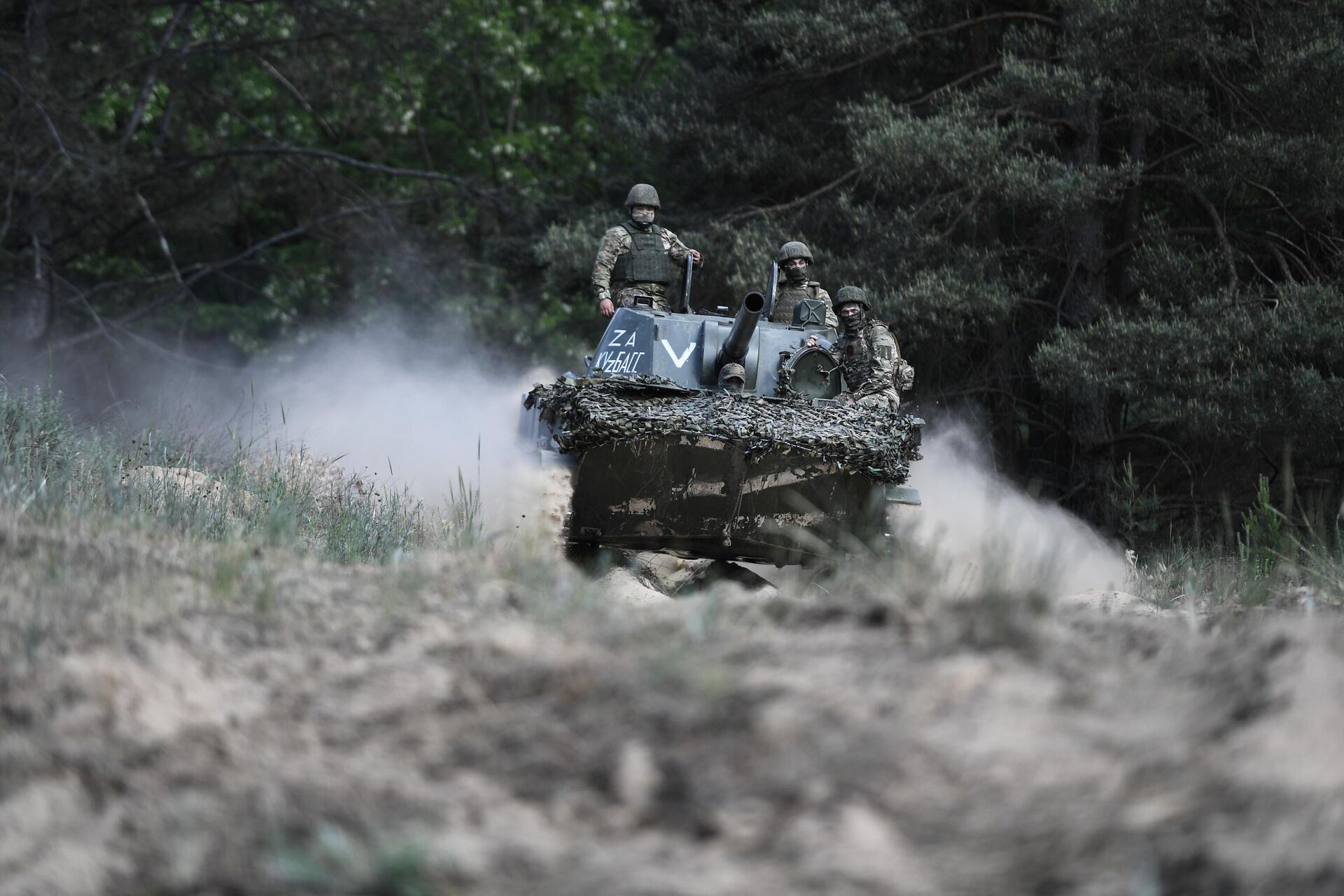 Военнослужащие ВС РФ на самоходной артиллерийско-минометной установке 2С9 Нона-С в зоне проведения СВО - РИА Новости, 1920, 01.08.2023